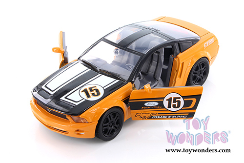 Showcasts Collectibles - Racing Assorted Models Hard Top (2003, 2005, 1/24 scale diecast model car, Asstd.) 73774/3D